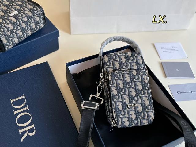 配盒 Size：20×17 Dior 新款长版老花手机包 配长肩带，手提斜挎 性价比之王，小巧却很能装 前置小包，精致又