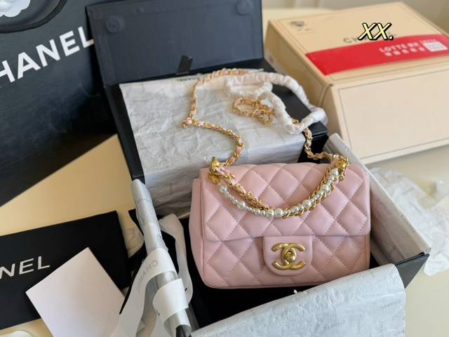 折叠盒 Size，17×12 Chanel 24P珍珠方胖子包 菱格设计，双c包扣～ 皮穿金属链条，质感细腻！ 上身效果