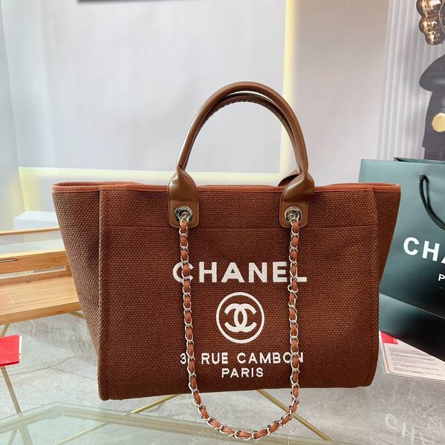 Chanel 新款香奈儿沙滩包购物袋 Chanel沙滩包每年都会出新的款跟老款不同的logo装饰更加高端大气容量超级可妈咪包 简约休闲的设计深受欢迎 而