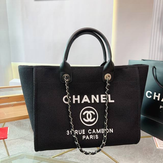Chanel 新款香奈儿沙滩包购物袋 Chanel沙滩包每年都会出新的款跟老款不同的logo装饰更加高端大气容量超级可妈咪包 简约休闲的设计深受欢迎 而