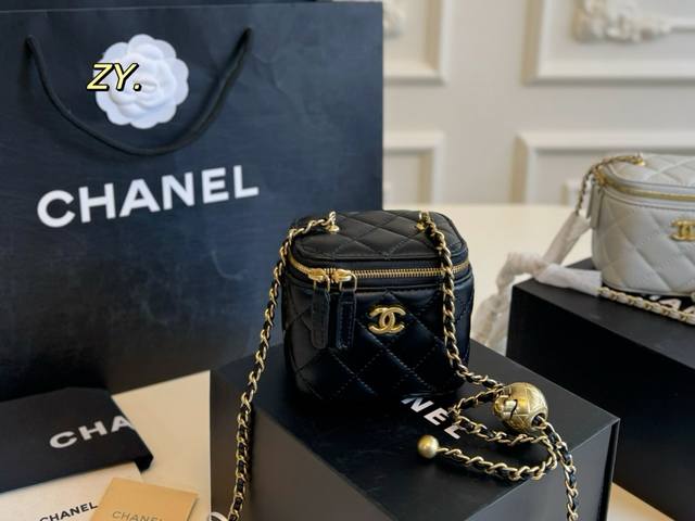 折叠盒 Size:11×9 Chanel 香奈儿新品金球链条盒子包 精巧别致链条化妆盒，链条调节长短～ 包身轻便，小巧可爱又特别