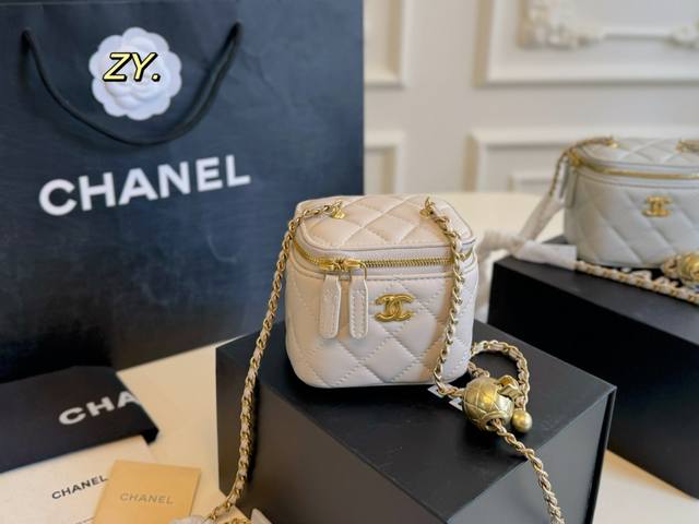 折叠盒 Size:11×9 Chanel 香奈儿新品金球链条盒子包 精巧别致链条化妆盒，链条调节长短～ 包身轻便，小巧可爱又特别