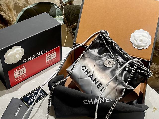 折叠礼盒 Chanel 24 渐变金币垃圾袋 慵懒随性又好背 上身满满的惊喜 高级慵懒又随性 彻底心动的一只 S