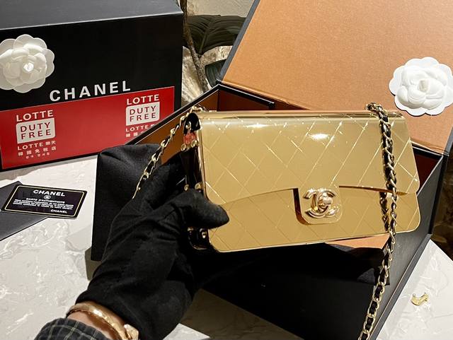 折叠盒 Chanel 新款元素来撩 被这一季的金属品戳中！！ 必须收藏 这款春夏秀场金属晚宴包 依旧保留了经典的陵格纹