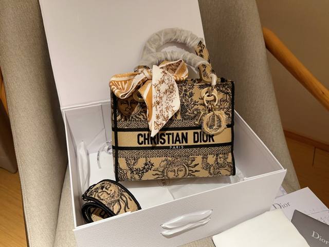 高版本配送丝巾 Dior迪奥 限定款刺绣太阳神戴妃包宽肩带 尺寸24×20 礼盒包装