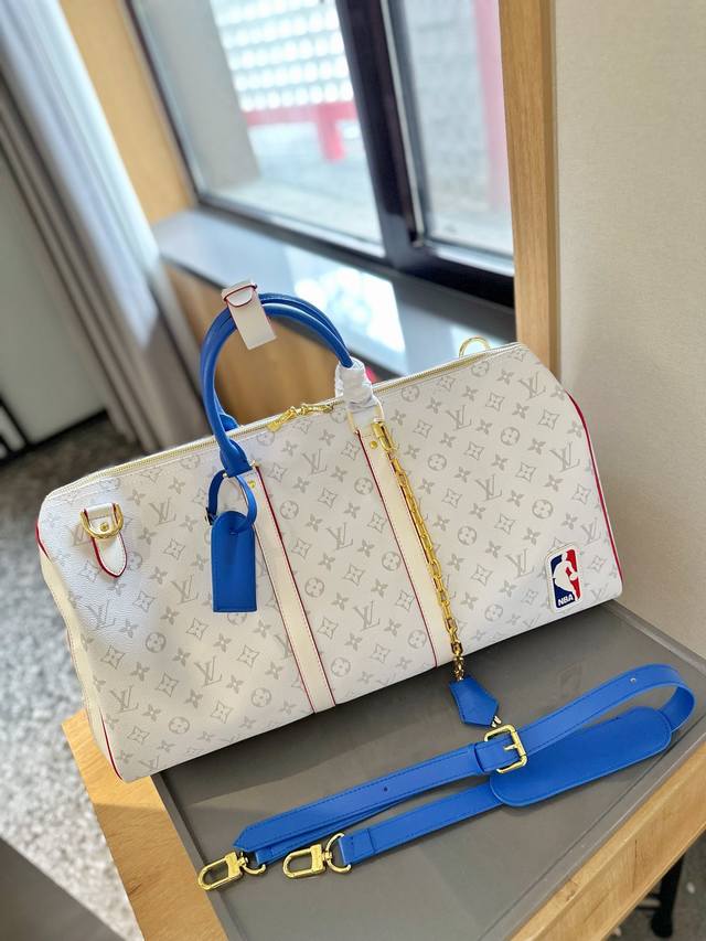 Lv 联名nba 旅行袋keepallc旅行袋中的 Dream Bag 这应该是非常多人去旅行，心目中的旅行袋 Dream Bag 了！外型既经