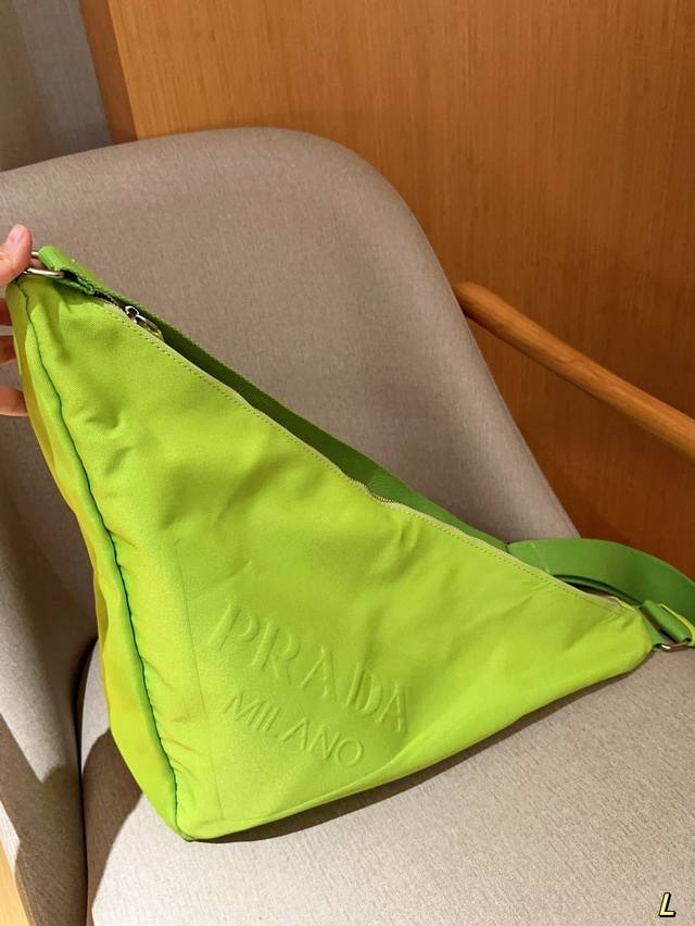 普拉达prada 帆布绿色三角包 超大容量 尺寸42×33×19 礼盒包装