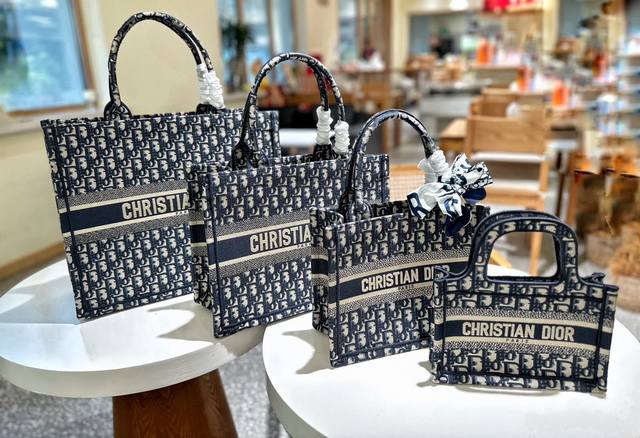 原单刺绣 / / / 折叠礼盒包装 内胆+15 Dior托特tote 超实用的4个尺寸 新颜色购物袋~ 出游必备单品！