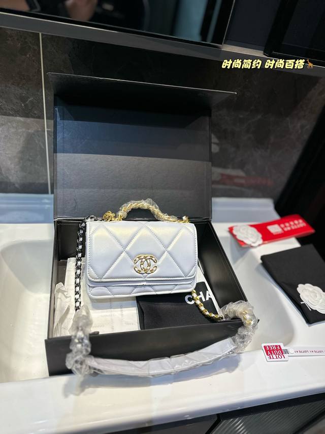 礼盒包装 Chanel 2023新woc 发财包 小香牛皮最近好多明星都在背chanel 19 这款包是由老佛爷karl Lagerfeld和c - 点击图像关闭
