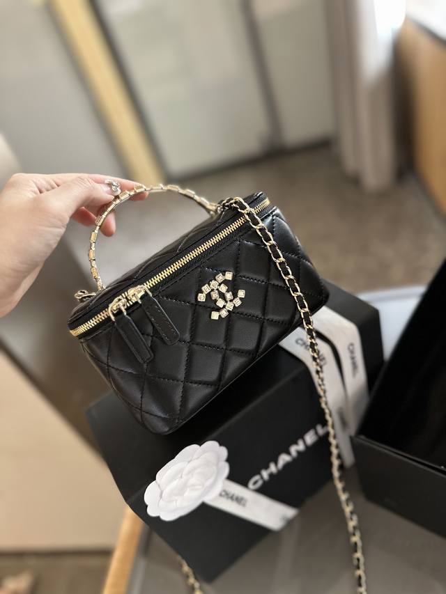 折叠礼盒包装 Chanel 新品 高级镶金镂空编织手柄 盒子包 化妆包 小箱子 最近的盒子包系列真的好火，小盒子当然是异常可爱啦。尺寸 16 10 8C