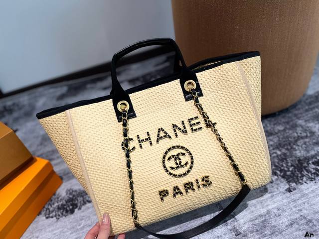 草编款 Chanel 新款香奈儿沙滩包购物袋 Chanel沙滩包每年都会出新的款 跟老款不同的logo装饰更加高端大气 容量超级可妈咪包