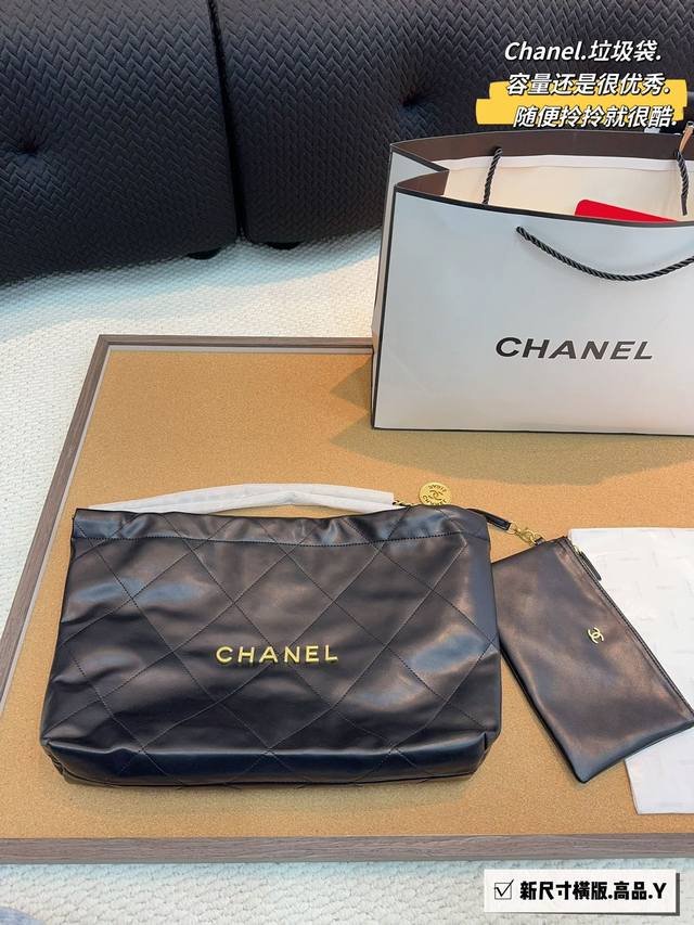 配礼盒. Chanel香奈儿 新款 链条垃圾袋购物袋 金币bag 手感超级好 原版五金 超级大牌 以华丽高贵的外形成为当下最炙手可热之作人手必备，明星热