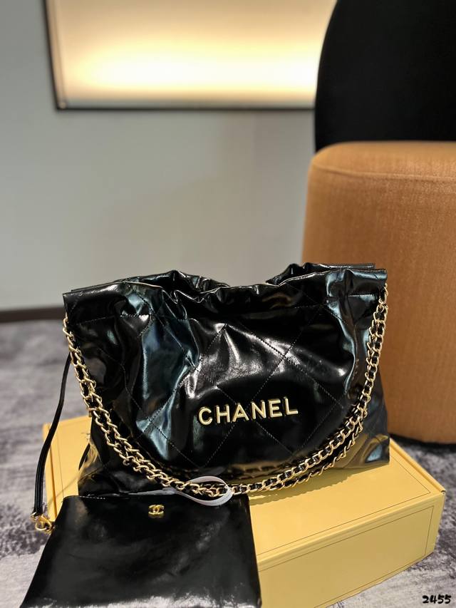 Chanel 22Bag |以数字命名的“垃圾袋” 2021 年10 月，Chanel 品牌艺术总监virginie Viard在2022年春夏 时装秀_上推出