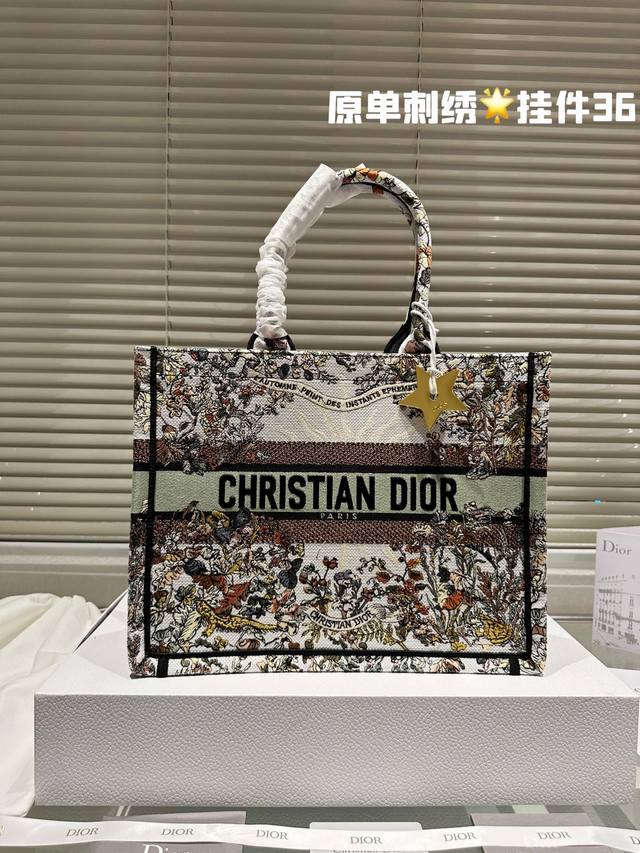 3D浮雕原版布 / Dior 原版布提花 Dior Book Tote今年最喜欢的一款购物袋 Tote我用的次数最多的包，因为容量超级大，不管什 - 点击图像关闭