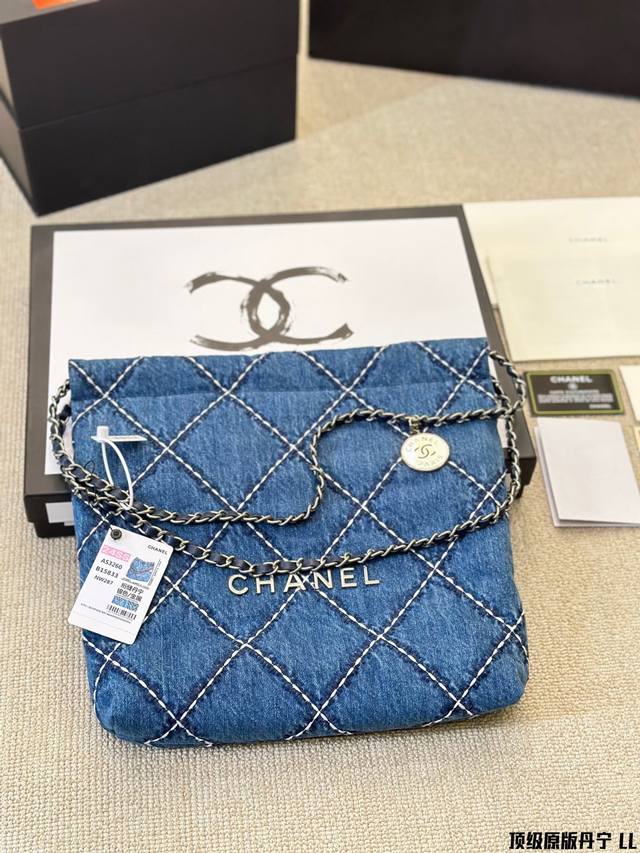 原版丹宁 Chanel 22Bag |以数字命名的“垃圾袋” 2021 年10 月，Chanel 品牌艺术总监virginie Viard在2022年春