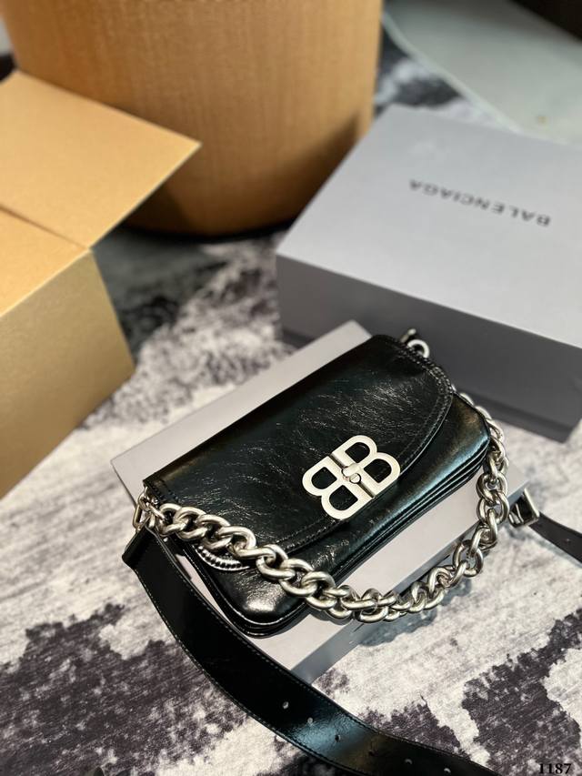 配折叠盒子 Balenciaga 巴黎世家bb Soft Flap Bag新款包包 Bb Soft Flap Bag，直接超越了crush 在我心里的地位，银色