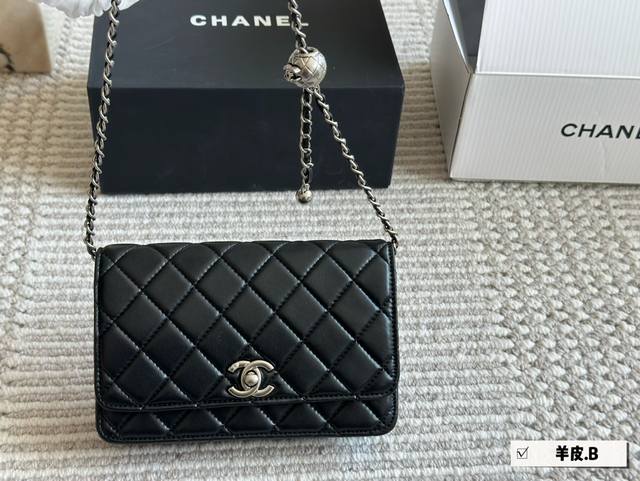 小羊皮 Chanel 2022 Woc 小羊皮 金球发财包 最近好多明星都在背chanel 这款包是由老佛爷karl Lagerfeld和cha