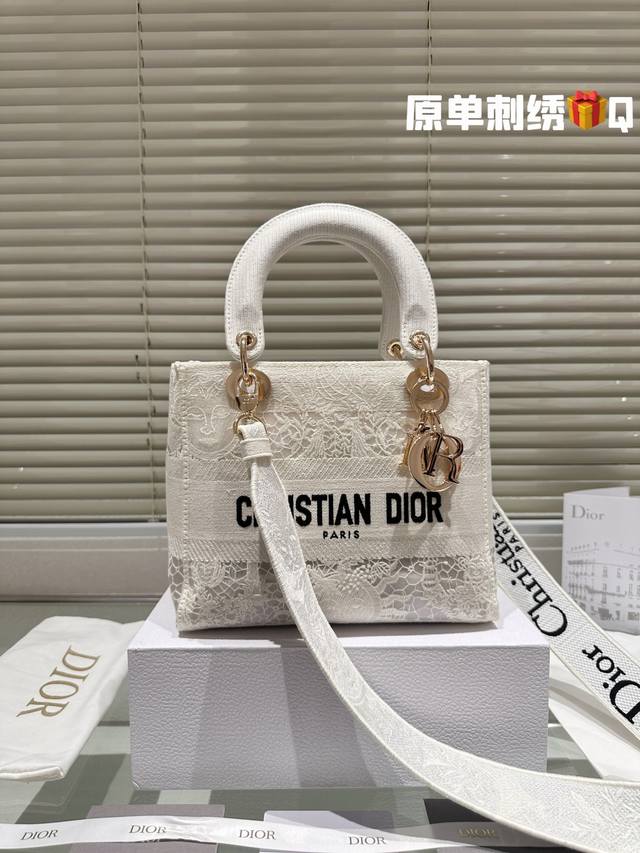 顶级原单 Dior Lady D-Lite刺绣包明星同款 刺绣戴妃配斜挎带 D家最具有代表性的包包,拥有众多的粉丝~D家 Lady D-