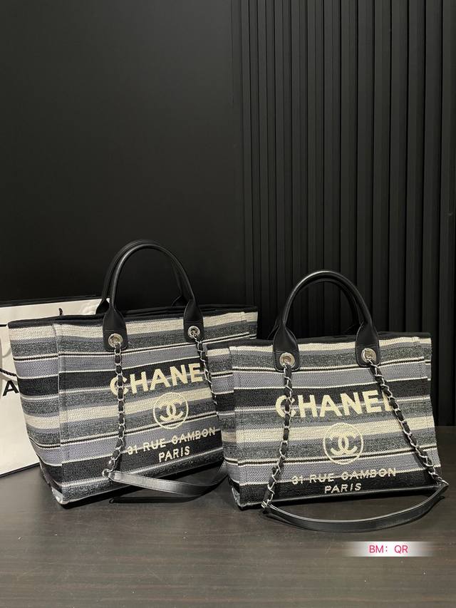 小号 大号 Chanel 新款香奈儿沙滩包购物袋 Chanel沙滩包每年都会出新的款 跟老款不同的logo装饰更加高端大气 容量超级可妈
