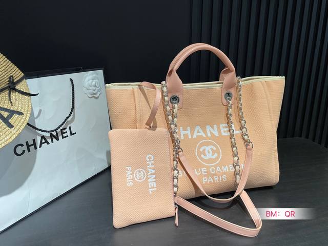 Chanel 新款香奈儿沙滩包购物袋 Chanel沙滩包每年都会出新的款 跟老款不同的logo装饰更加高端大气 容量超级可妈咪包