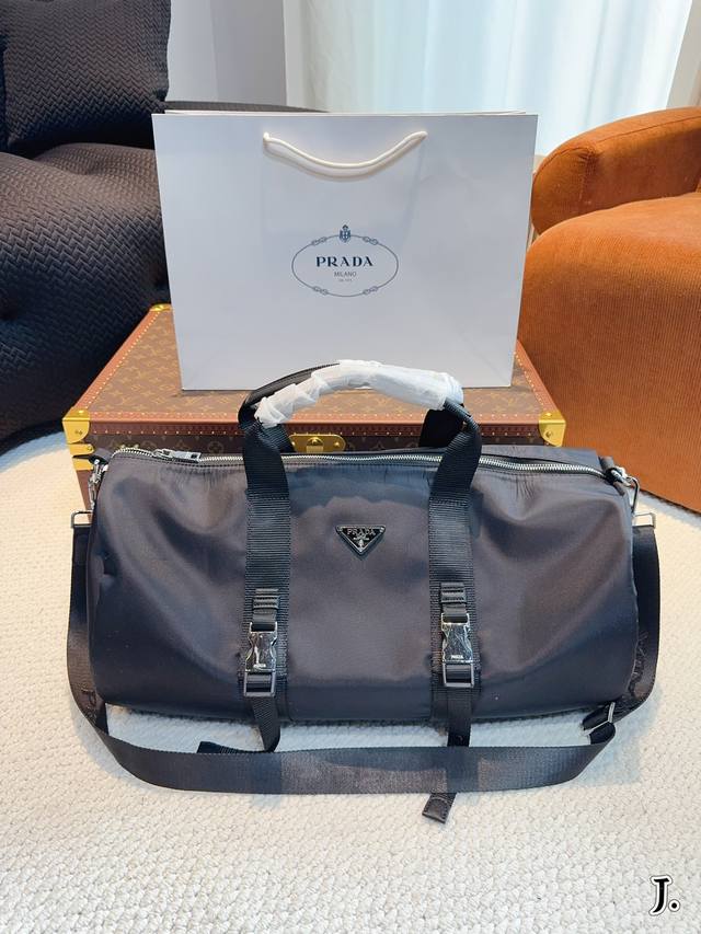Prada.这是超酷的一只包 可以做健身包，也可做旅行袋 容量超级感人非常的实用 出差三四天背这只包 尺寸:48*25*26Cm