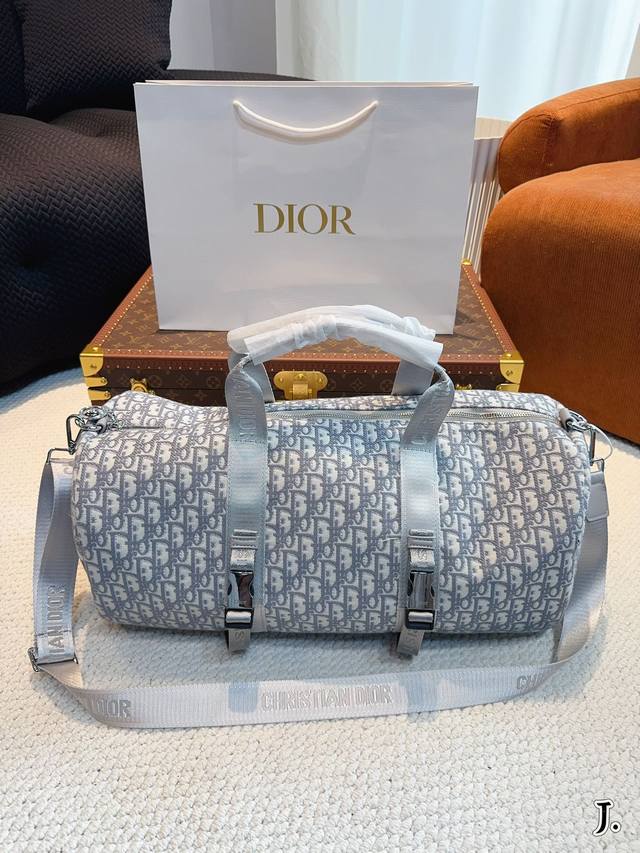 Dior 这是超酷的一只包 可以做健身包，也可做旅行袋 容量超级感人非常的实用 出差三四天背这只包 尺寸:48*25*26Cm