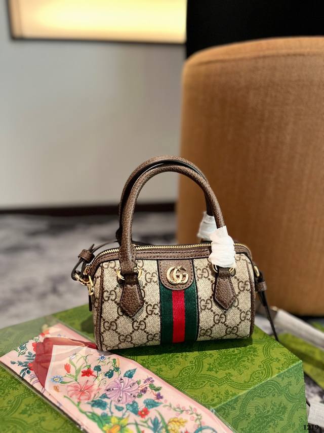 『古驰』Ophidia 系列gg小号手提包 作为品牌经典之作，Gg Supreme帆布已然成为 Gucci 设计世界的主打面料，该面料在品牌新推