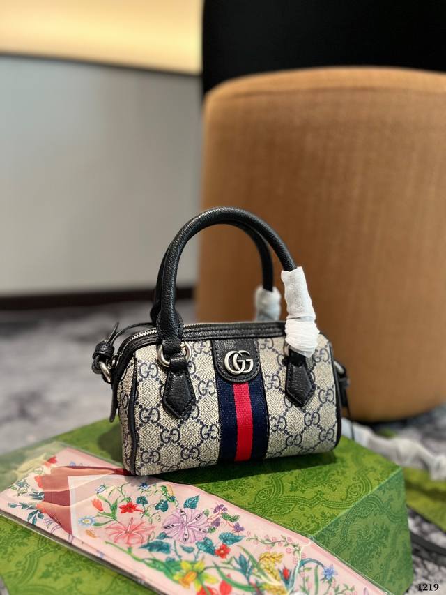 『古驰』Ophidia 系列gg小号手提包 作为品牌经典之作，Gg Supreme帆布已然成为 Gucci 设计世界的主打面料，该面料在品牌新推