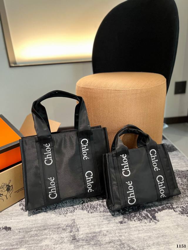 Chloe 克洛伊购物袋chloe堪称潮包制作机,就在2021年伊始,有一款默默卖翻的手提袋 Woody Tote Bag,在社群掀起极高讨论度,主要原因除了款
