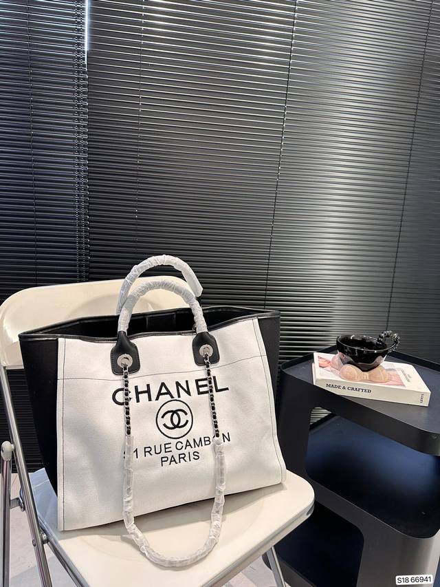Chanel 新款香奈儿沙滩包购物袋 Chanel沙滩包每年都会出新的款 跟老款不同的logo装饰更加高端大气 容量超级可妈咪包 - 点击图像关闭