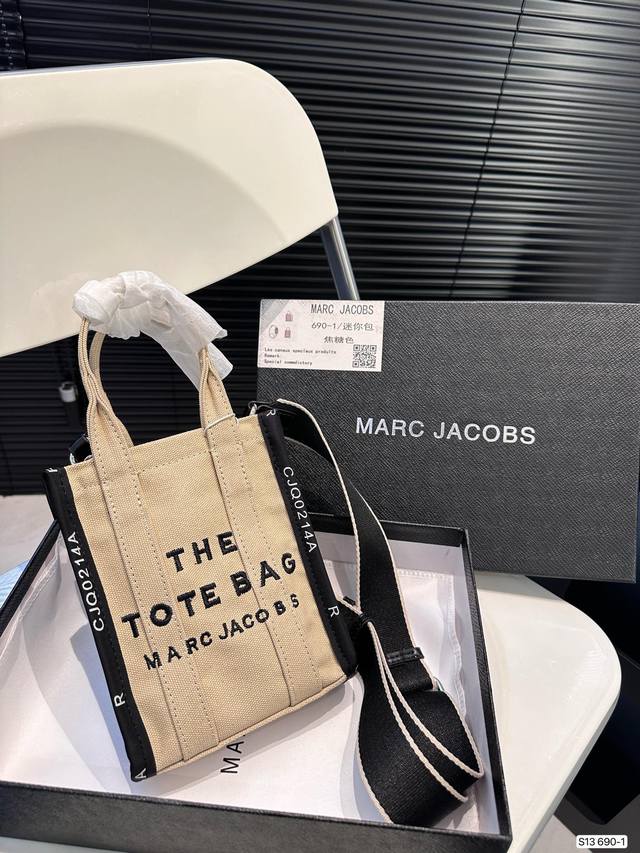 配盒子 Mj托特包-Marc Jacobs- The Traveler Tote Bag托特包 开口处配有拉链开合 更安全市面大多tote都是敞口 舒适轻巧 配