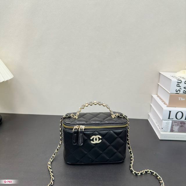 Chanel新品手提化妆包 经典不过时 香奈儿 时装配折叠盒 休闲 不挑衣服 尺寸：17.10Cm