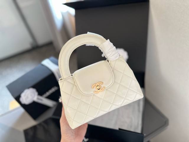 珠光 折叠礼盒包装 Chanel 24新款kelly链条包 24K最火的一款 尺寸：22Cm