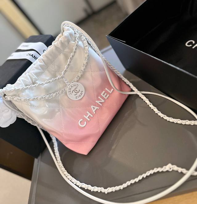 折叠礼盒包装 Chanel 24P渐变 迷你垃圾袋#大爆款预测 天呐chanel Mini垃圾袋也太美了叭颐 预测下一个大爆款翻