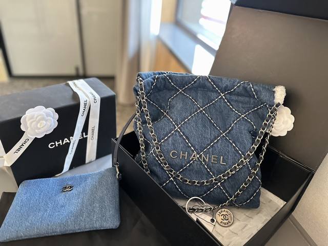 原版丹宁 折叠礼盒包装 Chanel 22Bag |以数字命名的“垃圾袋” 2021 年10 月，Chanel 品牌艺术总监virginie Viard