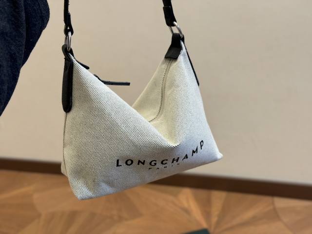 配盒 Size:21.18Cm 珑骧longchamp 夏季帆布是永远的流行 . 实用性！外观！背起来的气质都刚刚好哦！