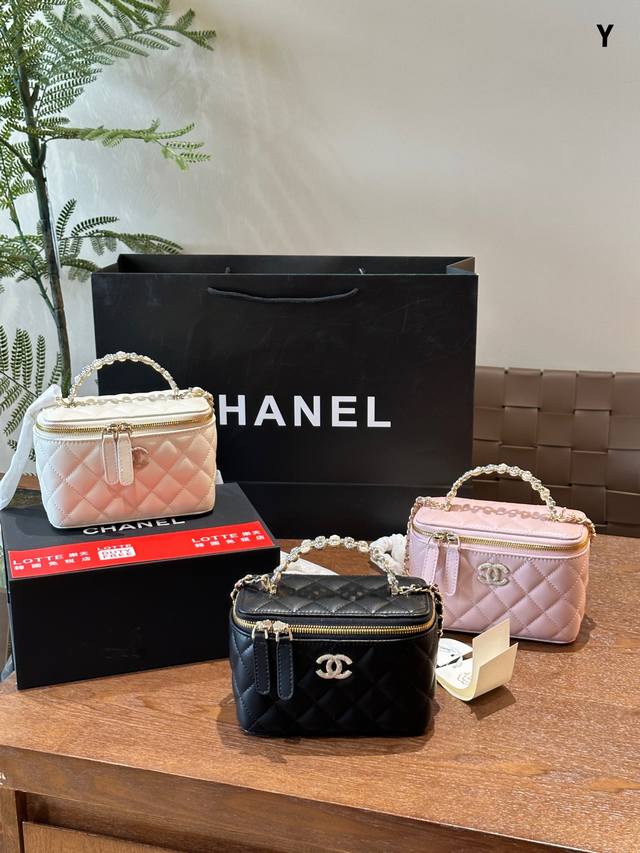 Chanel香奈儿24P珍珠手柄盒子包24P新款珍珠手柄 原厂油蜡羊皮长盒子链条斜挎包 盒子包它的容量也是非常足的内里还附带一面镜子补妆超方便一