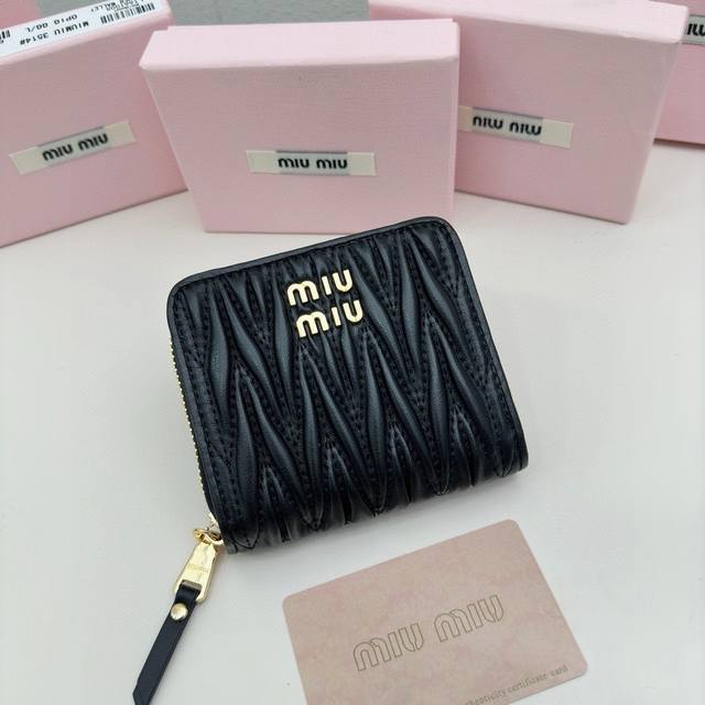 Miumiu 3511 颜色：黑色 粉色 蓝色 尺寸：10.5*10*3 说明: Miumiu专柜最新款！专柜爆款热力来袭，经典提花压纹