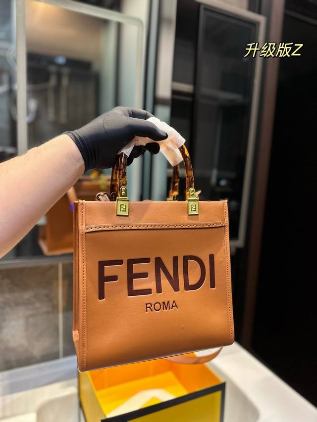 芬迪f家 Fendi Peekabo 购物袋 经典的tote造型！ 但是这款最大的特点： 手提斜挎！ 尺寸25