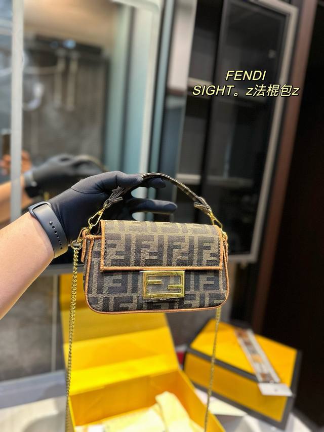 礼盒包装 Fendi Vintage法棍包 小号 2020年米兰时装周街拍中，潮人们背的最多的包包大概就是fendi芬迪的这款腋下包了 经典布料 有种慵