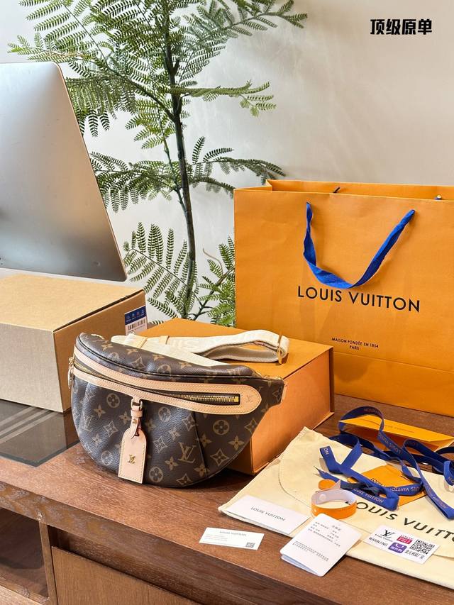 Bumbag腰包市由经典monogram帆布裁制而成，饰 有“Louis Vuitton Paris”皮质贴牌，此款腰包可为运动造型增添纯正的时髦休闲气质。既可