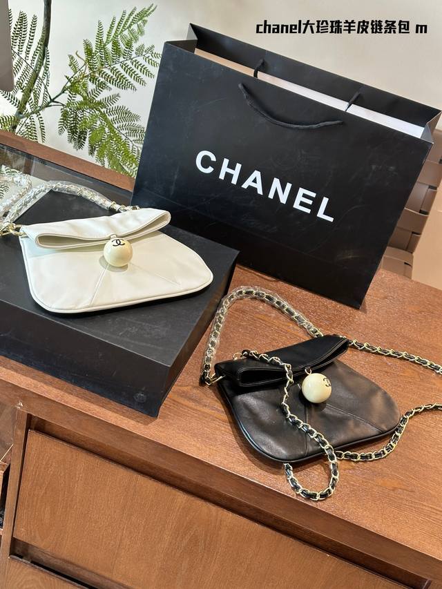 Chanel珍珠包 Wow可爱系列教主chanel乒乓球包包这么可爱的亚克力乒乓球太吸睛了 大翻盖设计自然的垂坠 小羊皮材质发挥的淋漓尽