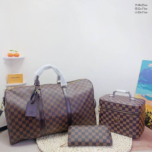 三件套 Lv 旅行袋+化妆包+钱包3件套组合 尺寸：大48X25Cm，中22X17Cm，小20X11Cm.