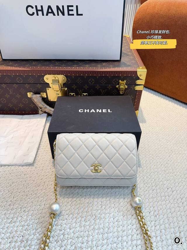 配礼盒. Chanel 2024Woc 珍珠发财包 最近好多明星都在背chanel 这款包是由老佛爷karl Lagerfeld和chanel现