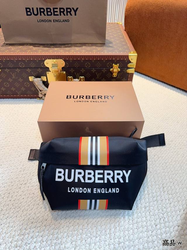 配礼盒 Burberry巴宝莉 超级简单的一款胸包.男女同款 帆布材质.低调又不失精致.喜欢的千万不要错过哦尺寸：26*17Cm