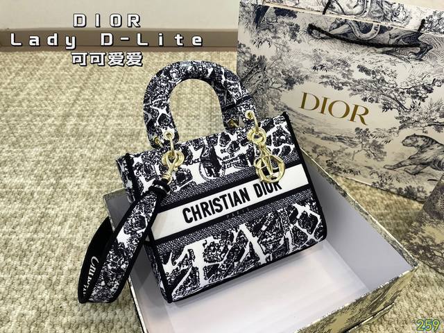 配盒 迪奥戴妃包 你值得拥有 # [ Dior] Lady D-Lite手袋# 这款是将经典优雅的气质与dior品牌代表的时尚风貌融为