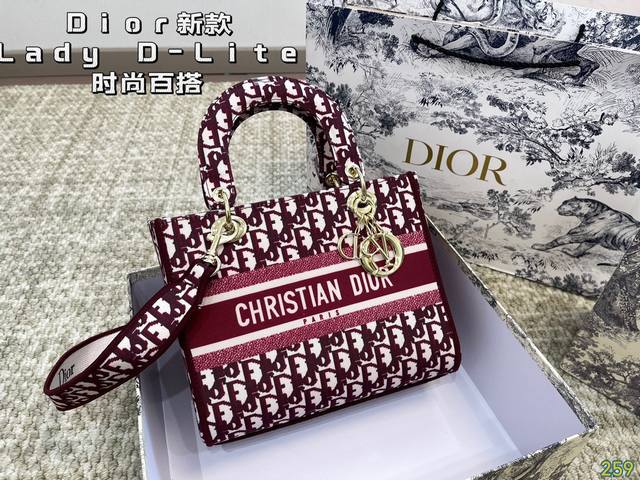 配盒 迪奥戴妃包 你值得拥有 # [ Dior] Lady D-Lite手袋# 这款是将经典优雅的气质与dior品牌代表的时尚风貌融为 - 点击图像关闭