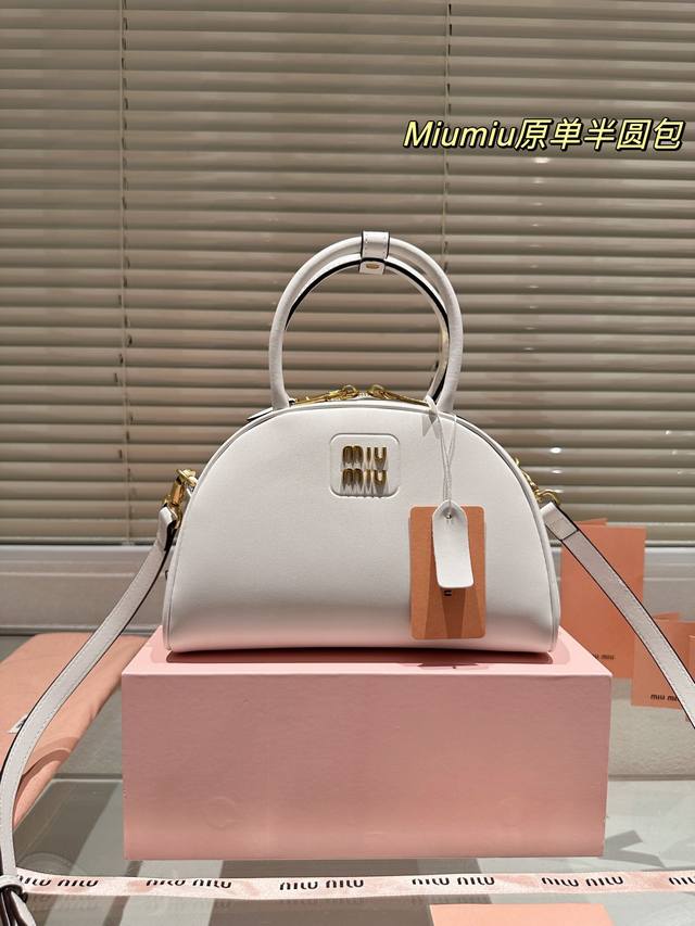 高版本 Size：21 12Cm 可盐可甜的 Miumiu 女孩 Miumiu Wander包包 好搭 什么风格都能驾驭