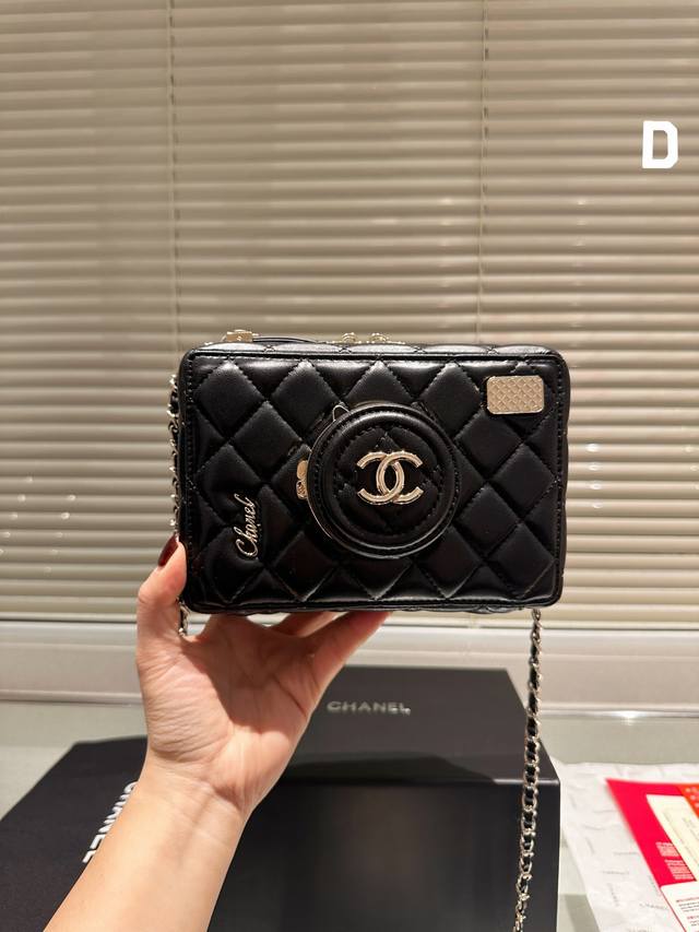 王一博在巴黎香奈儿2024大秀看中的相机包 Chanel S/S 2024 香奈儿秋冬大秀上配饰包包同样亮眼比如这款相机包外形酷似相机
