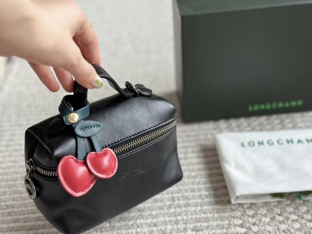 牛皮 Size：17*10Cm 经济又实用的包包选这个 珑骧 Longchamp 夏季可可爱爱斜挎包 容量感人！